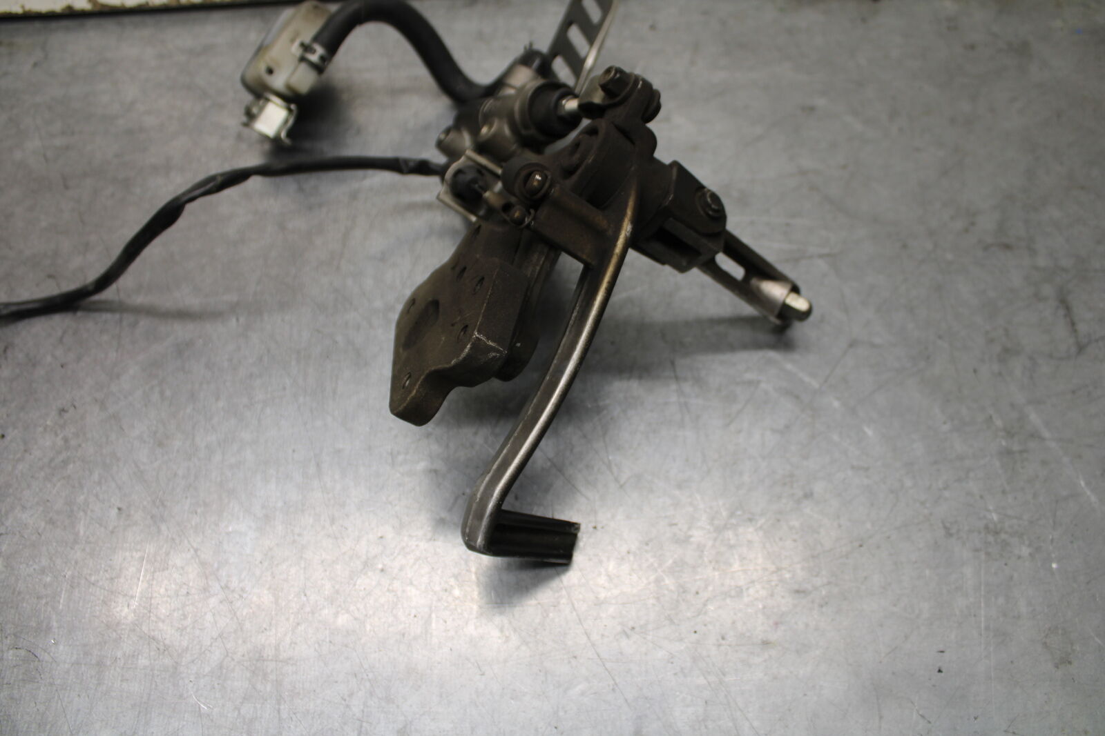 06-07 SUZUKI GSXR 600 RIGHT REARSET REAR SET DRIVER FOOT PEG REST STOP BB737