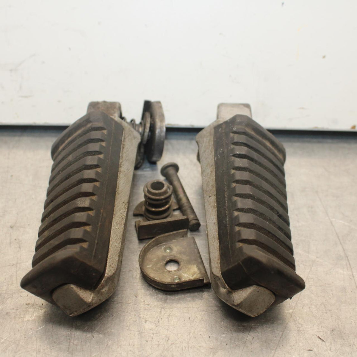 84-86 KAWASAKI GPZ900 REAR BACK PASSENGER PEG SET PAIR BB84