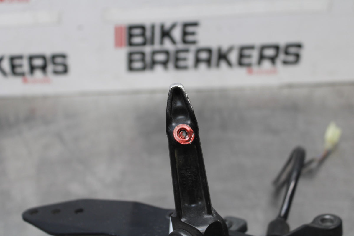 08 KAWASAKI NINJA ZX10R RIGHT REARSET REAR SET DRIVER FOOT PEG REST STOP BB902