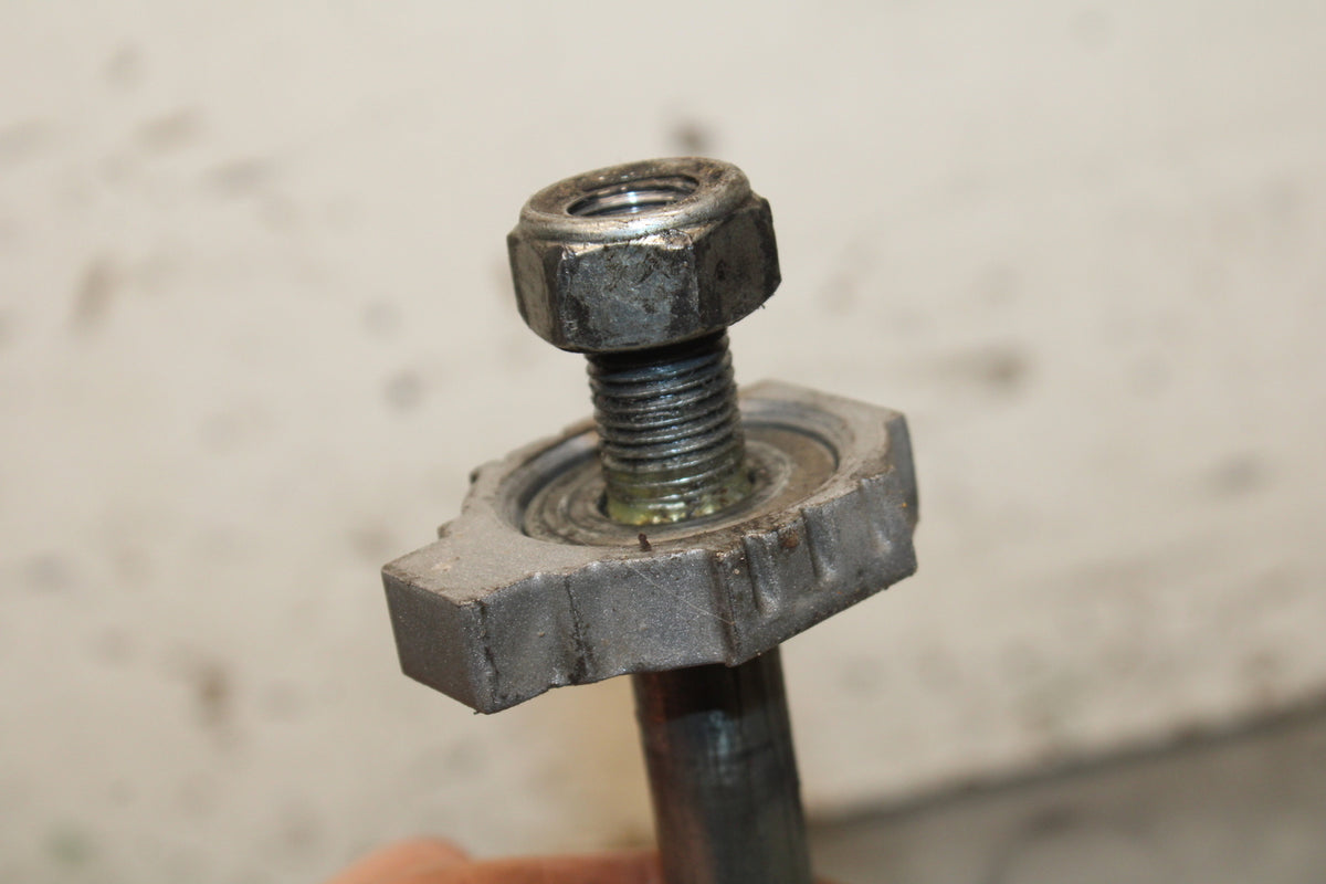 13-16 KTM 390 DUKE REAR AXLE BACK WHEEL RIM PIVOT BOLT AXEL BB748