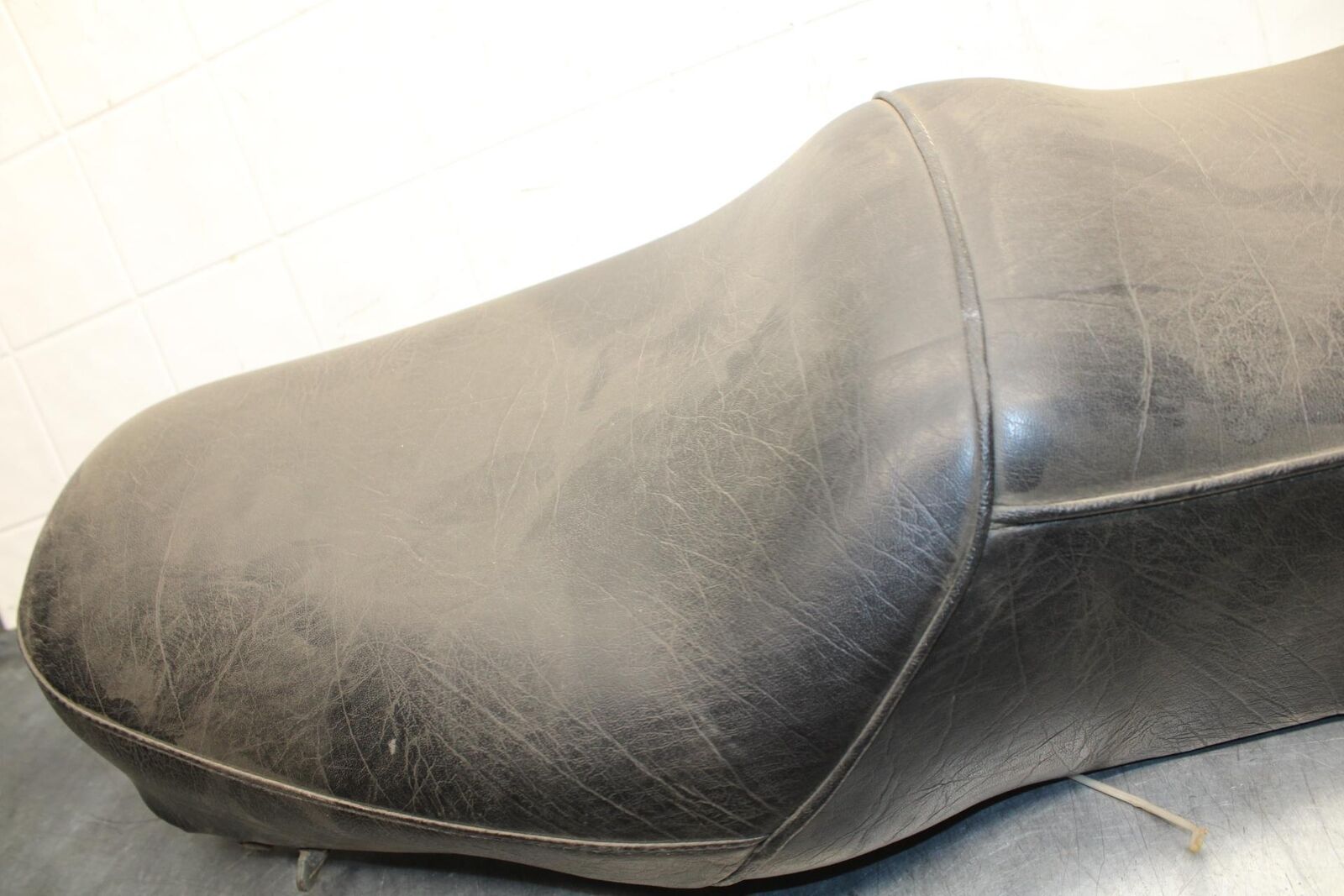 75 SUZUKI GT 550 FRONT REAR SEAT SADDLE BB72 