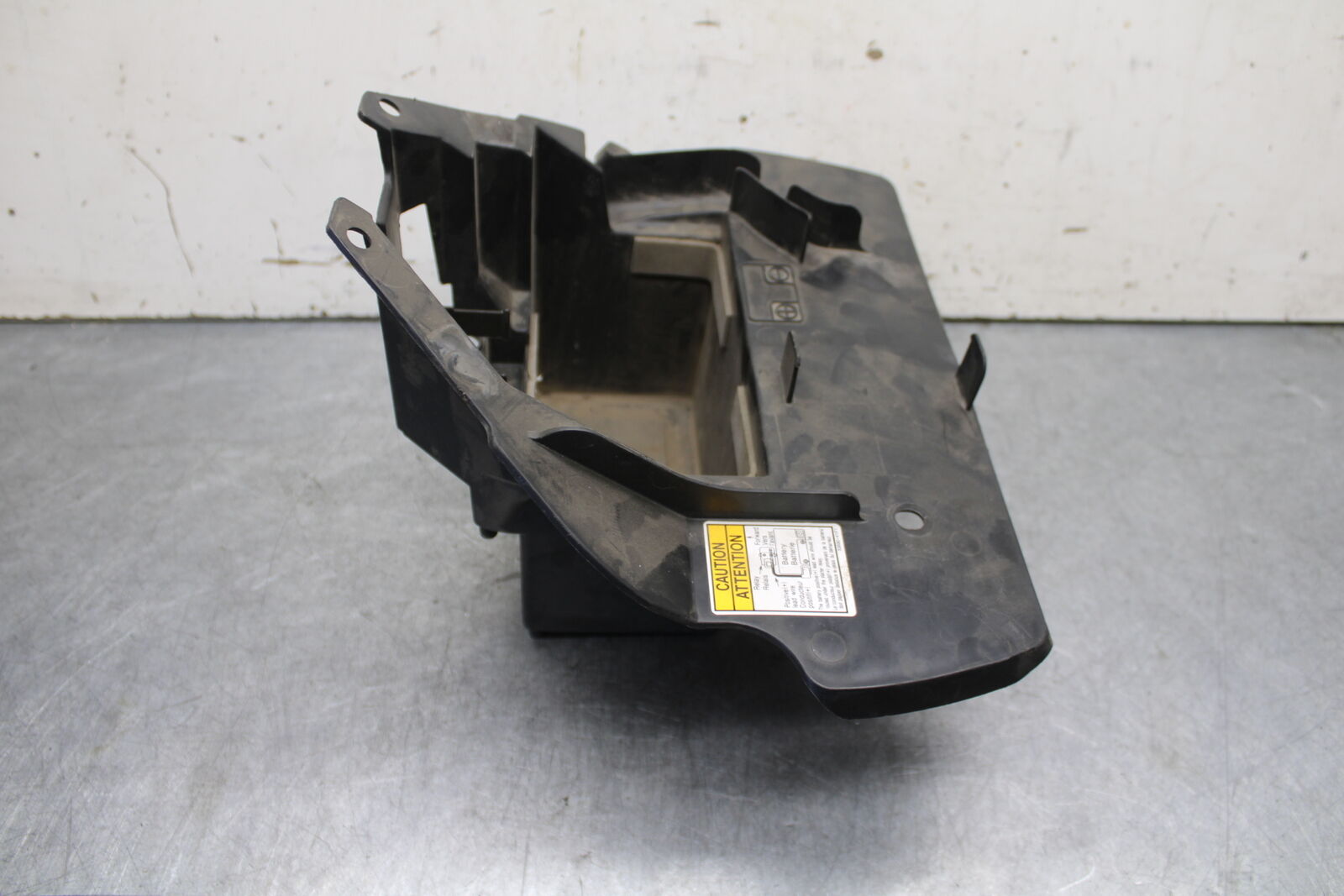 05-06 SUZUKI BOULEVARD M50 BATTERY TRAY BOX HOLDER BB671