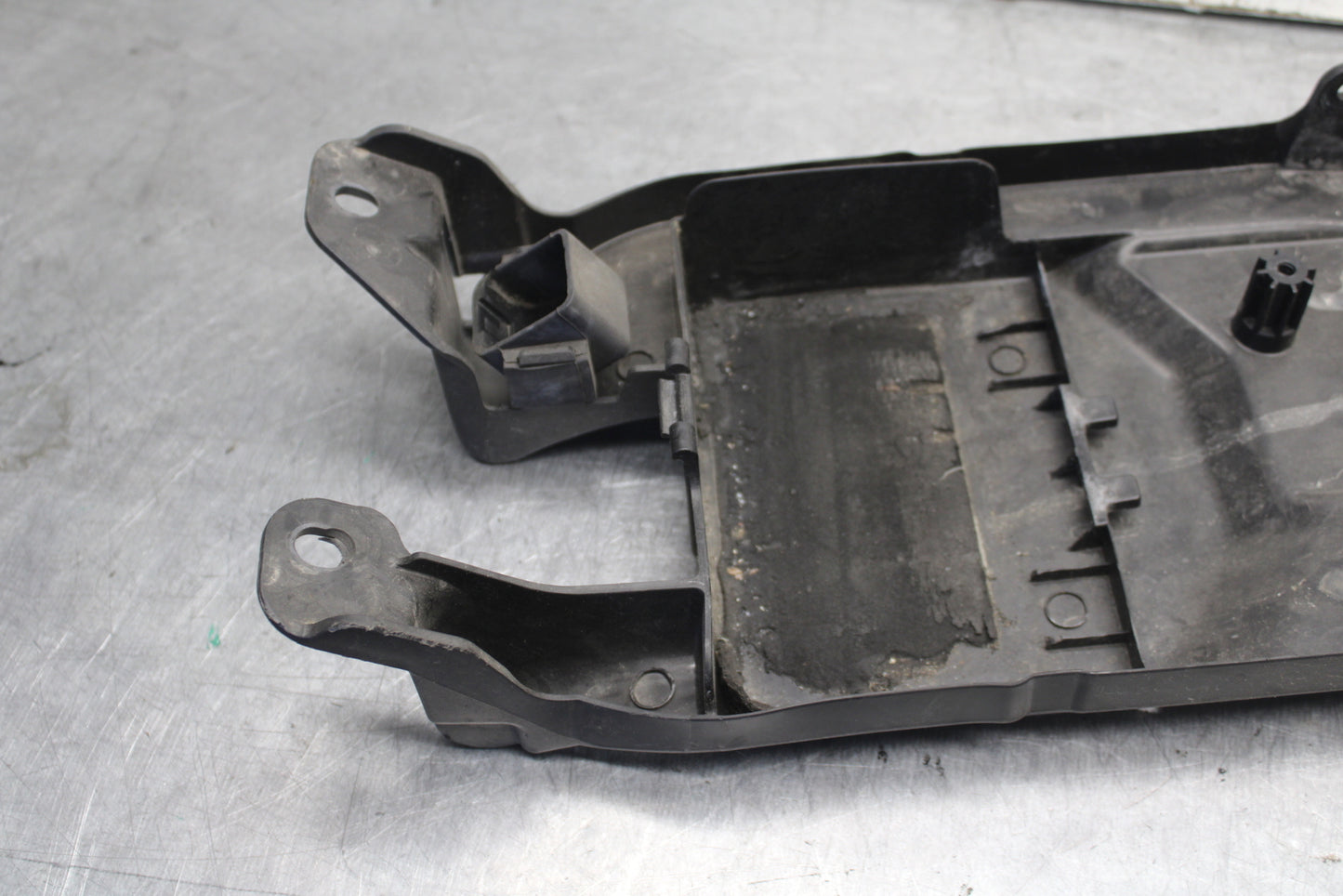 09-12 KAWASAKI NINJA ZX6R REAR BACK TAIL UNDERTAIL BATTERY TRAY PLASTIC BB698