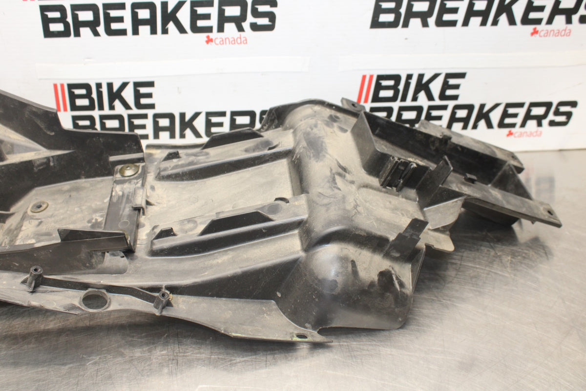 05-06 KAWASAKI NINJA ZX6R REAR BACK TAIL UNDERTAIL BATTERY TRAY PLASTIC BB877