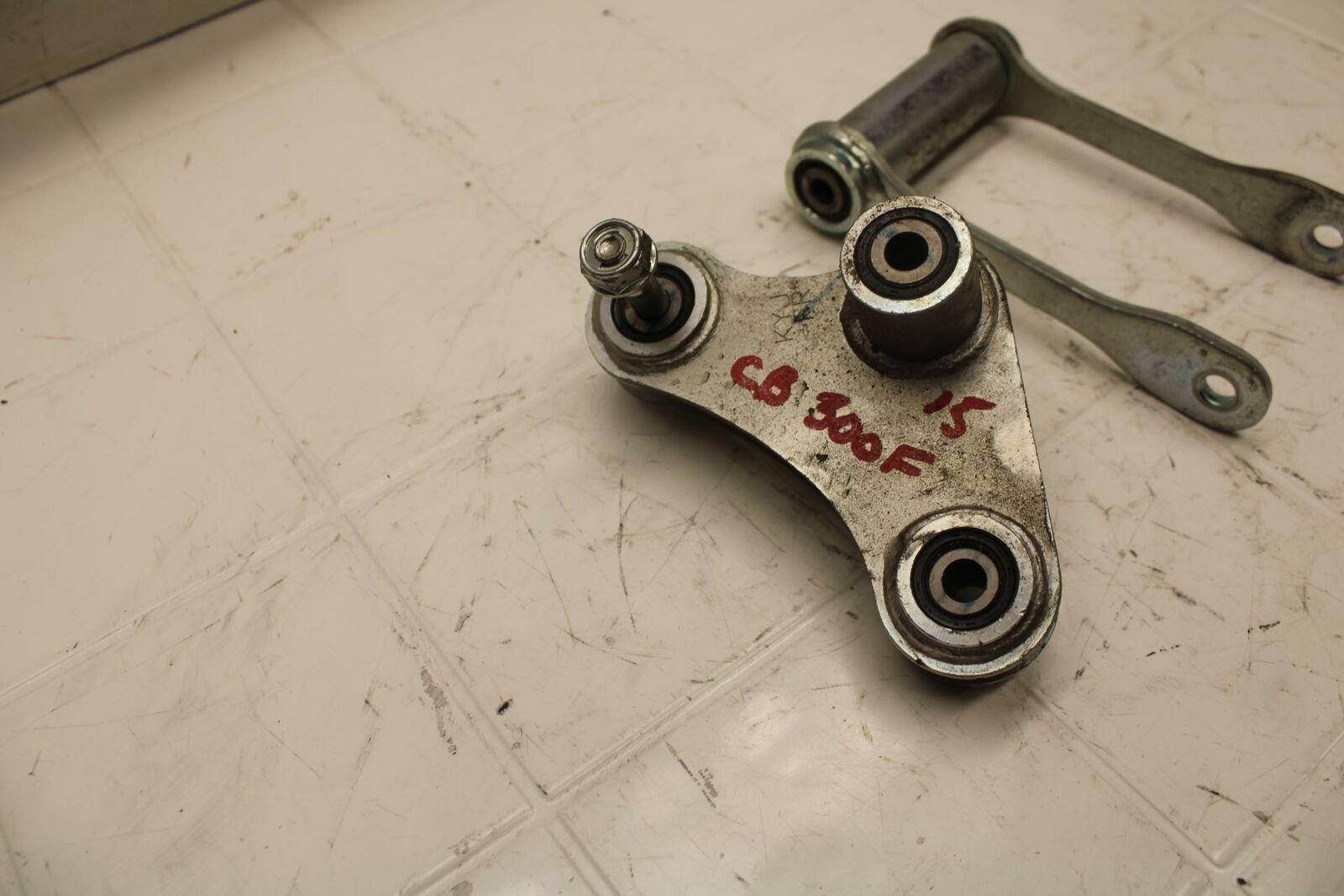 15-16 HONDA CB300F REAR DOGBONE SHOCK LINKAGE LINK 52465-KYJ-900 BB05