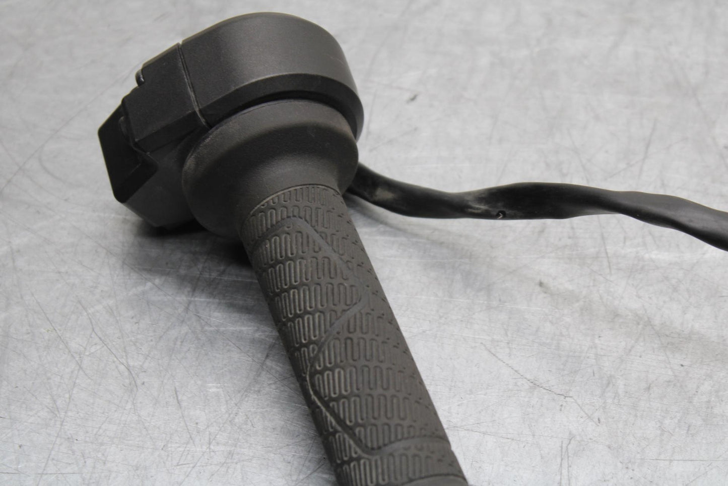 19-20 KTM 790 DUKE 790 RIGHT THROTTLE GRIP BB570