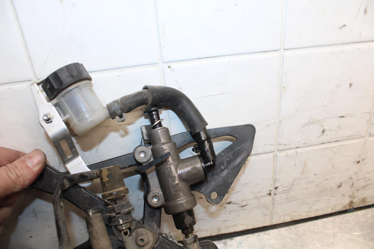 18 YAMAHA YZF R1  RIGHT REARSET REAR SET DRIVER FOOT PEG REST STOP BB473