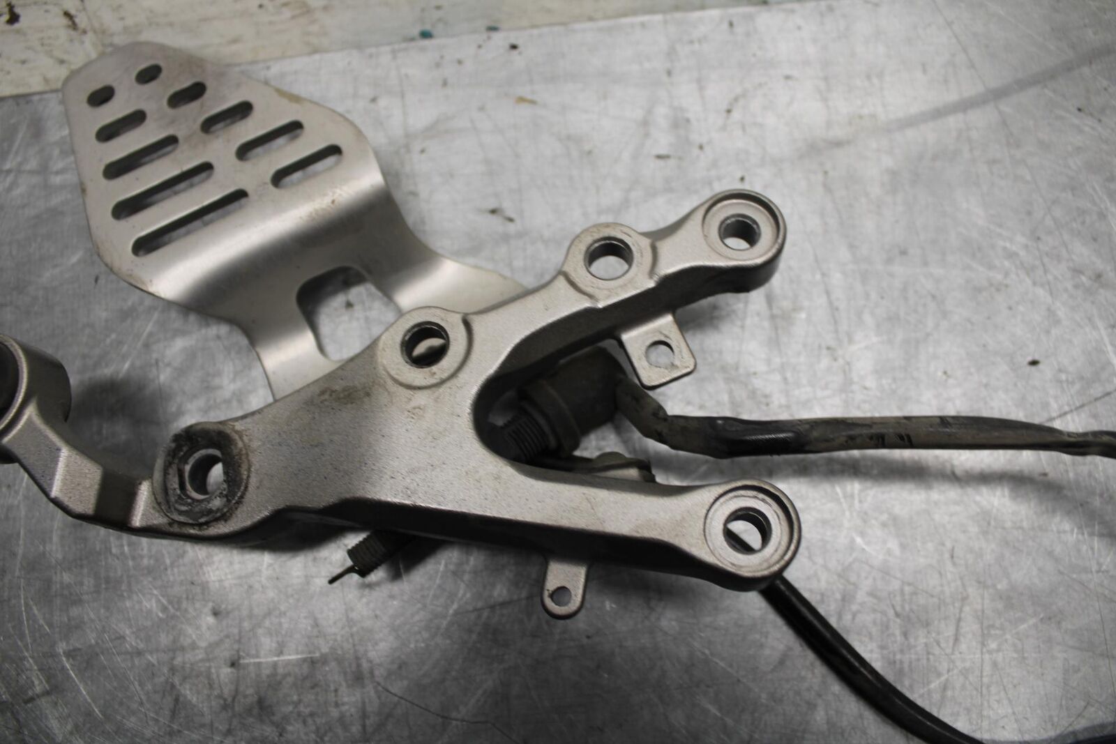 07 YAMAHA YZF R6 RIGHT REARSET REAR SET DRIVER FOOT PEG REST STOP BB495