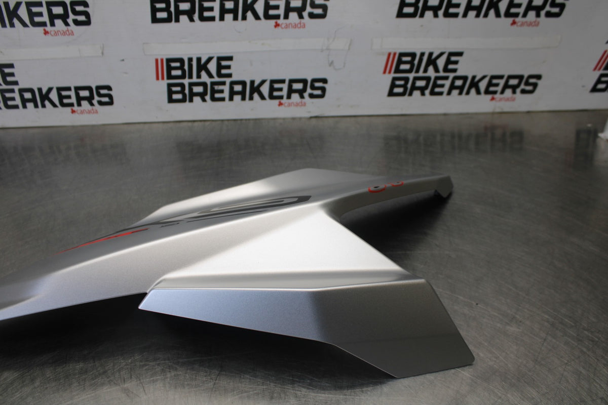 24-26 SUZUKI GSXS1000GX RIGHT FRONT UPPER MID SIDE FAIRING COWL PLASTIC BB00