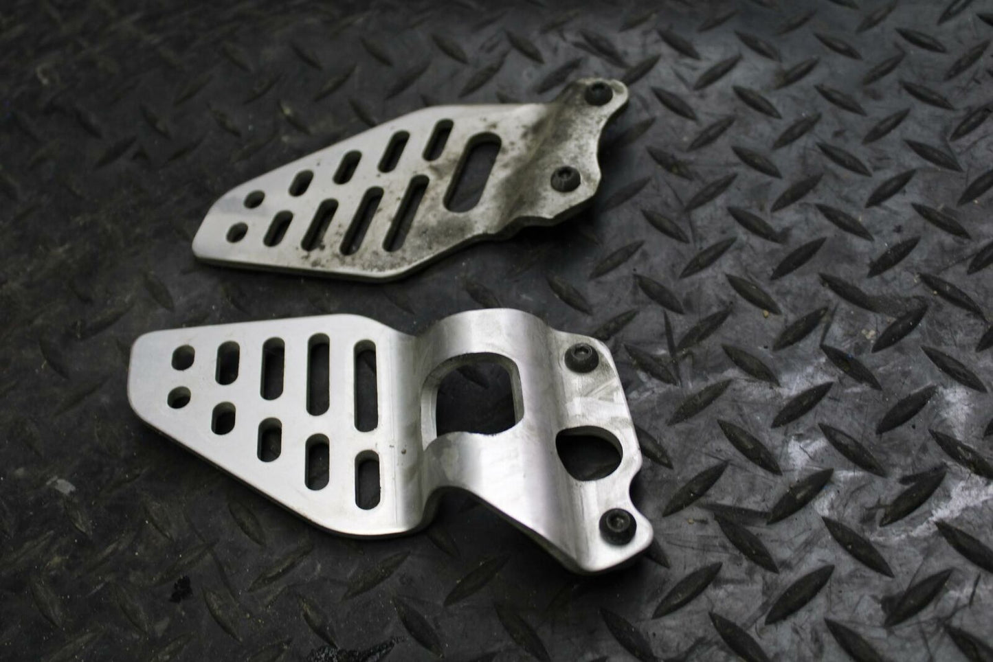 08-09 YAMAHA YZF R6S LEF RIGHTT REARSET REAR SET HEEL GUARD COVER  BB178