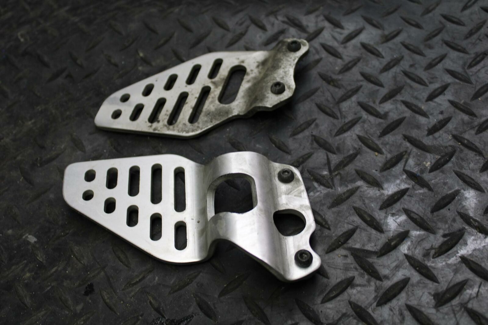 08-09 YAMAHA YZF R6S LEF RIGHTT REARSET REAR SET HEEL GUARD COVER  BB178