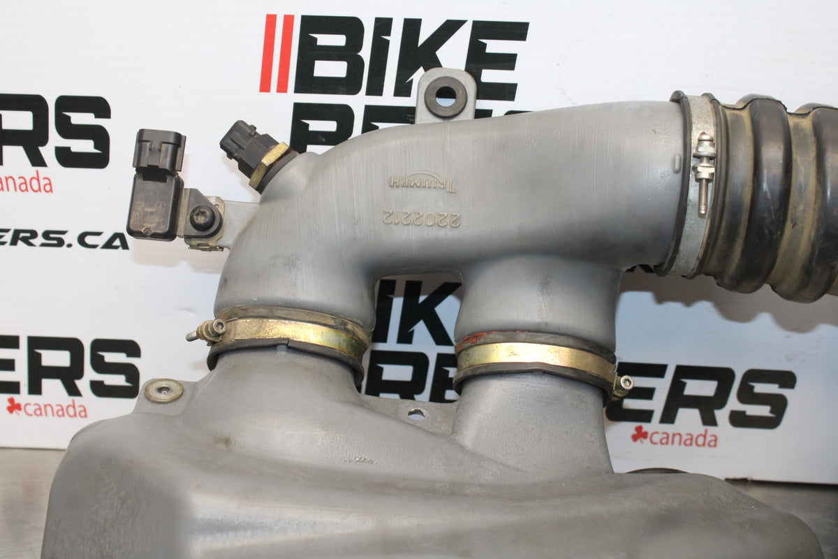 05 TRIUMPH ROCKET III AIR INTAKE DUCT TUBE BB186