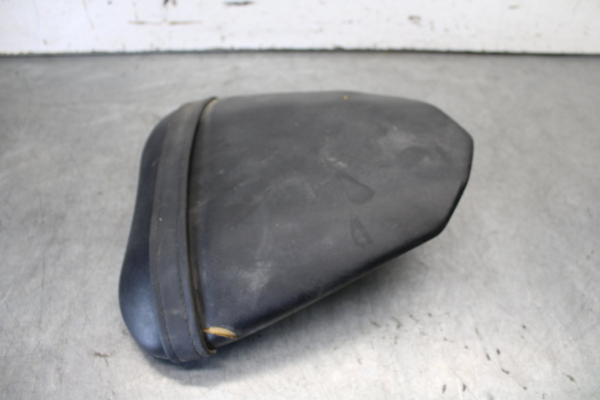 08-16 YAMAHA YZF R6 REAR BACK PASSENGER TANDEM SEAT PAD SADDLE PILLION BB665