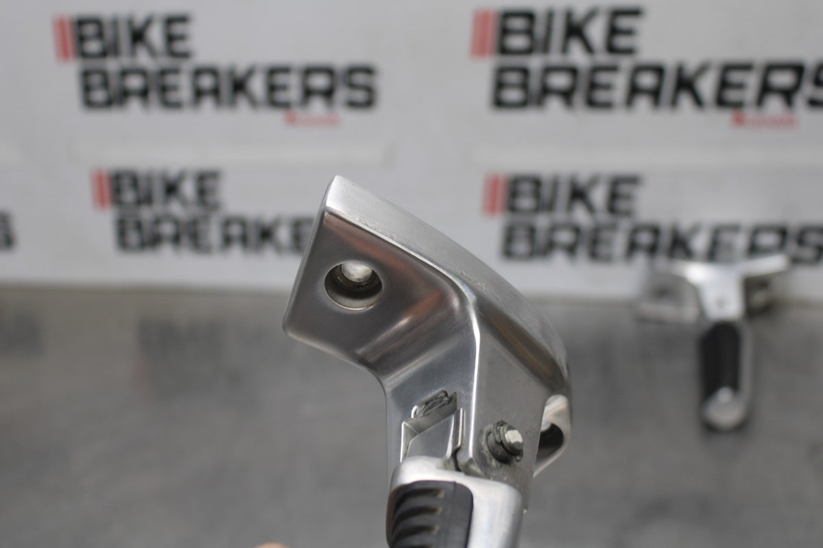 05-09 SUZUKI BOULEVARD C90 REAR PASSENGER FOOT STEP PEG SET PAIR BB918