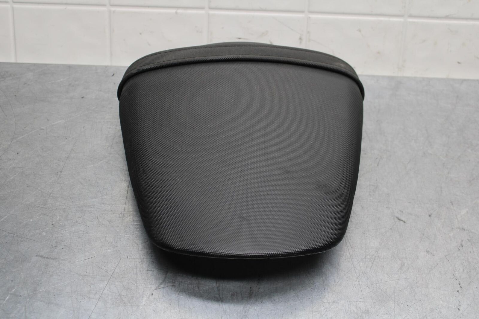 11-22 SUZUKI GSXR600 REAR BACK PASSENGER SEAT PAD PILLION BB582