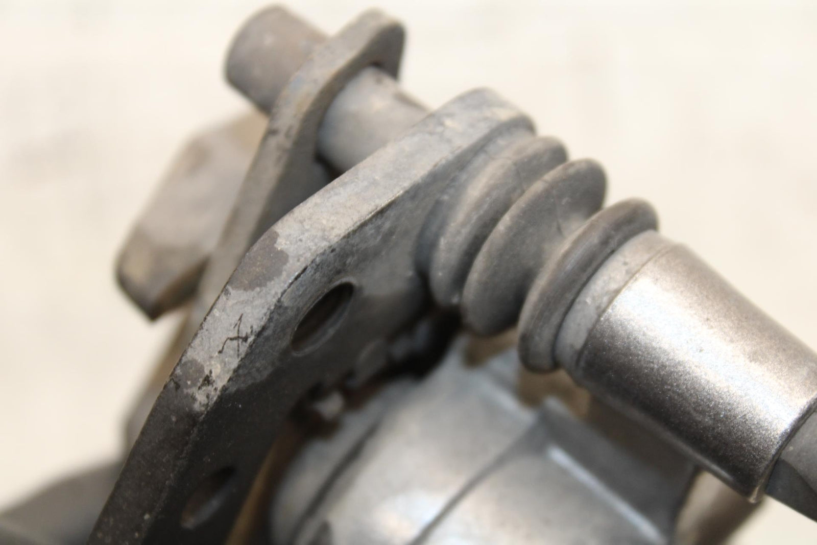 00-01 KAWASAKI ZZR600 REAR BACK BRAKE CALIPER W MOUNT BRACKET BB568