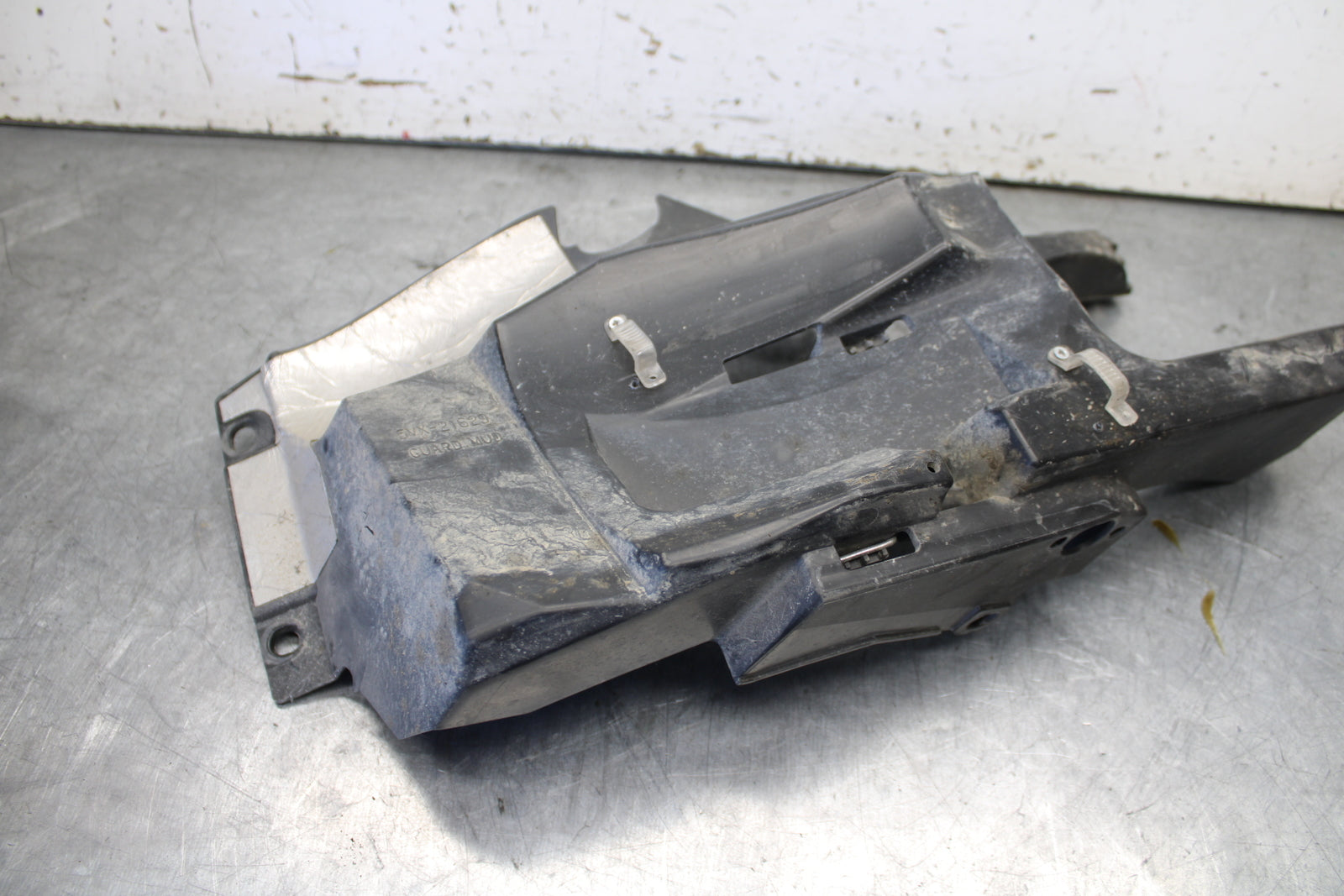07-09 YAMAHA FZ6 REAR BACK TAIL UNDERTAIL BATTERY TRAY PLASTIC BB713