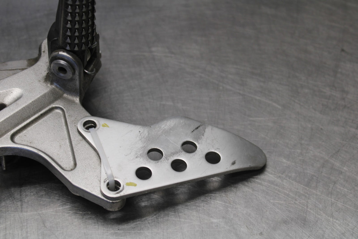 04-05 KAWASAKI NINJA ZX10R RIGHT REARSET REAR SET DRIVER FOOT PEG STOP BB931