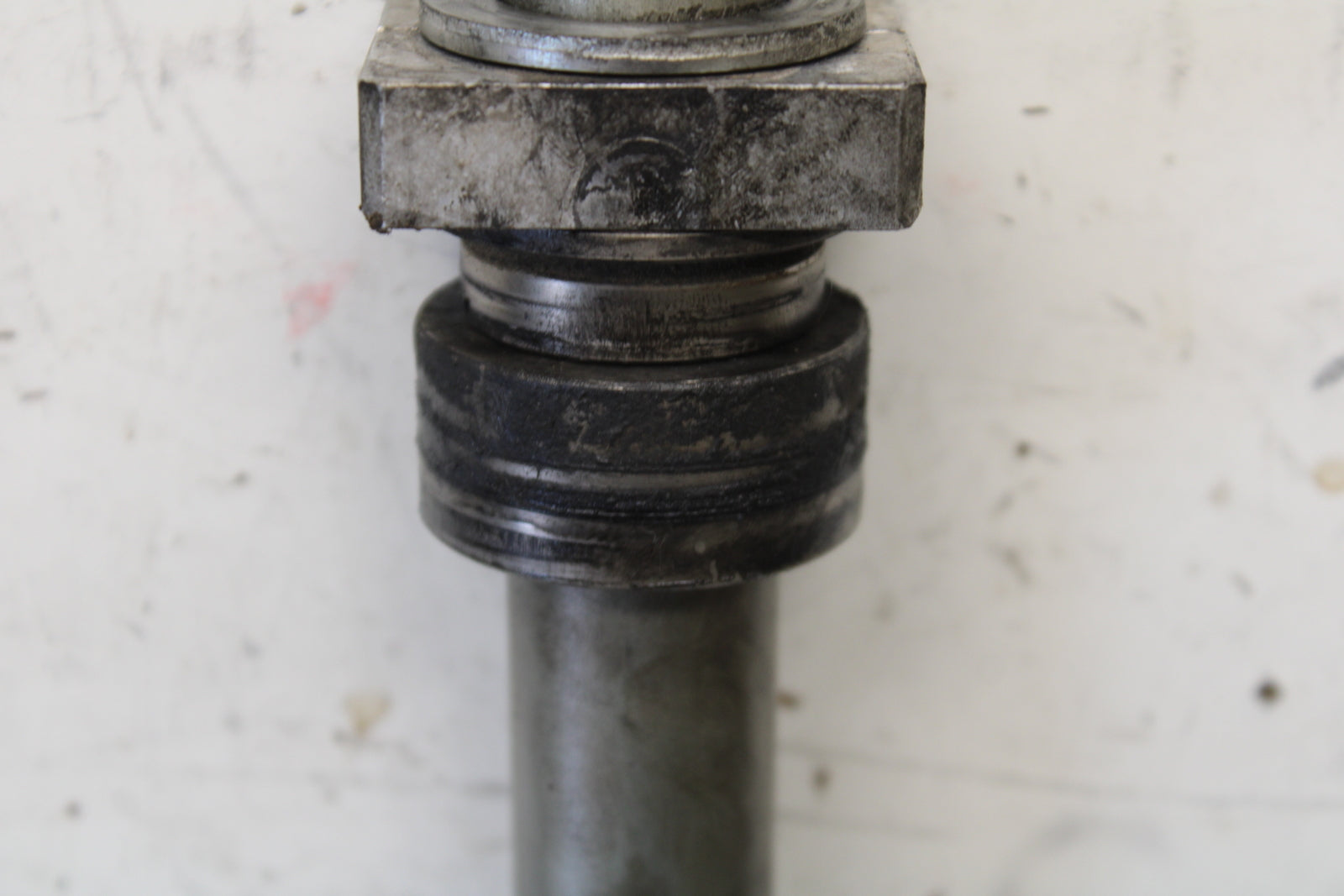 16 KAWASAKI NINJA ZX10R REAR AXLE BACK WHEEL RIM BOLT AXEL 41068-0613 BB650