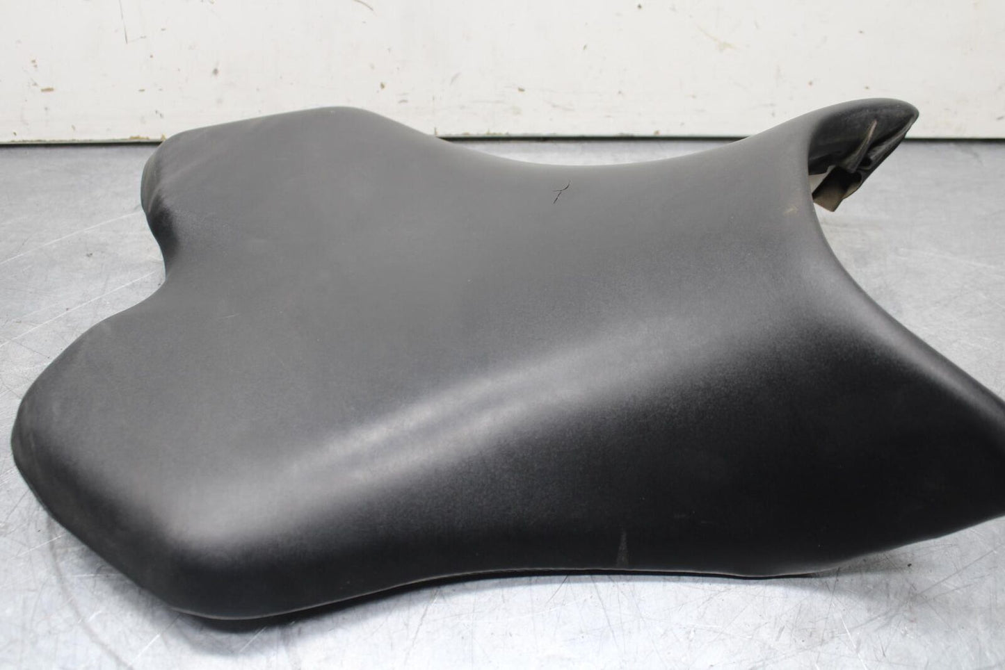 2007 Yamaha YZF R1 FRONT DRIVERS SEAT PAD SADDLE PILLION 4C8-24710-00-00 BB483