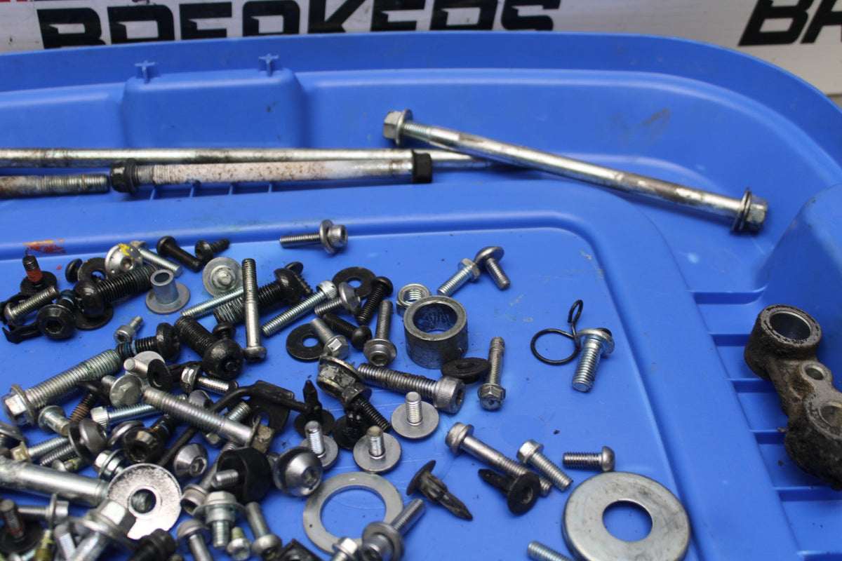 16 YAMAHA XSR900 ENGINE MOUNTING BOLTS HARDWARE MOTOR SCREWS BB786
