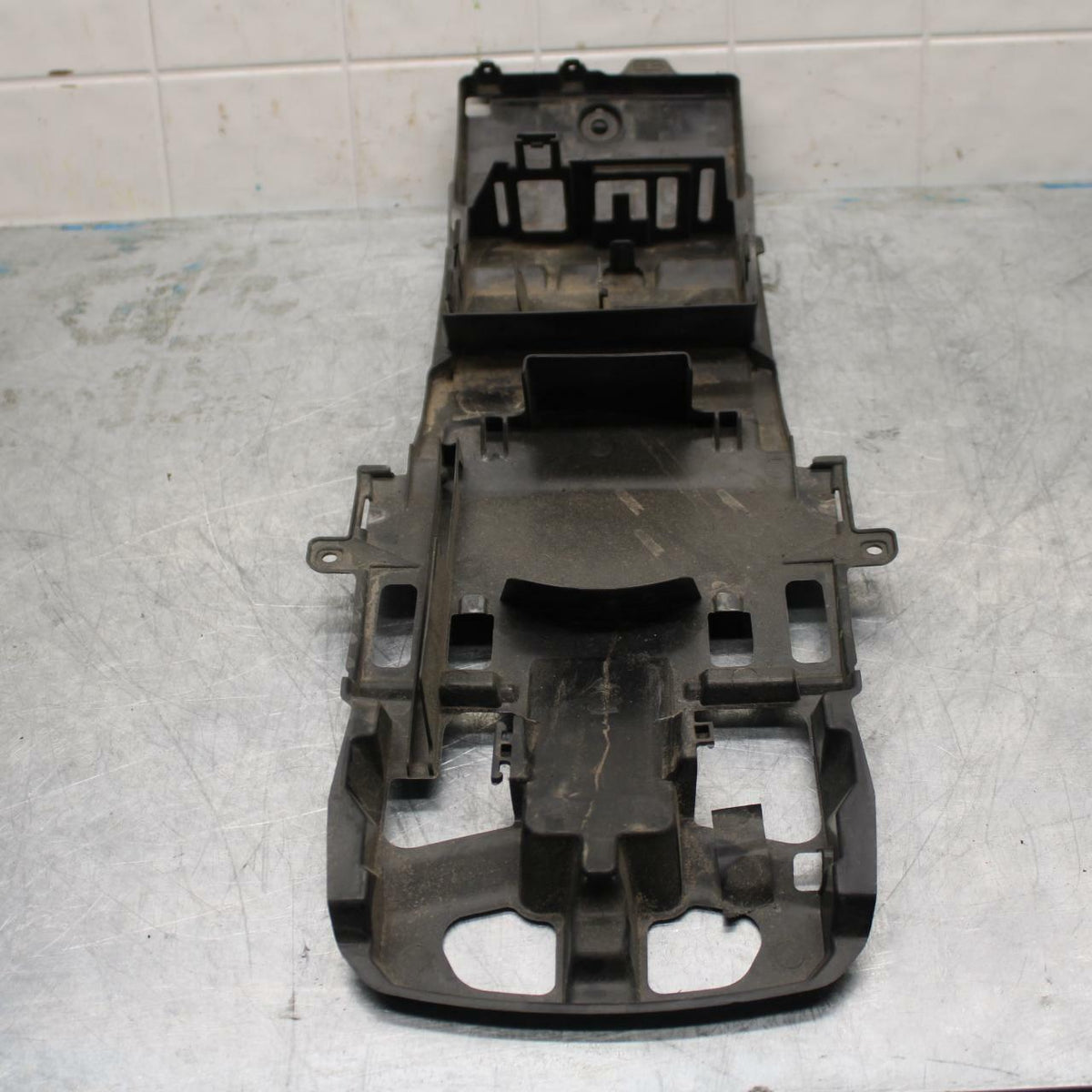 15-21 SUZUKI GSXR600 REAR BACK TAIL UNDERTAIL BATTERY TRAY PLASTIC BB418