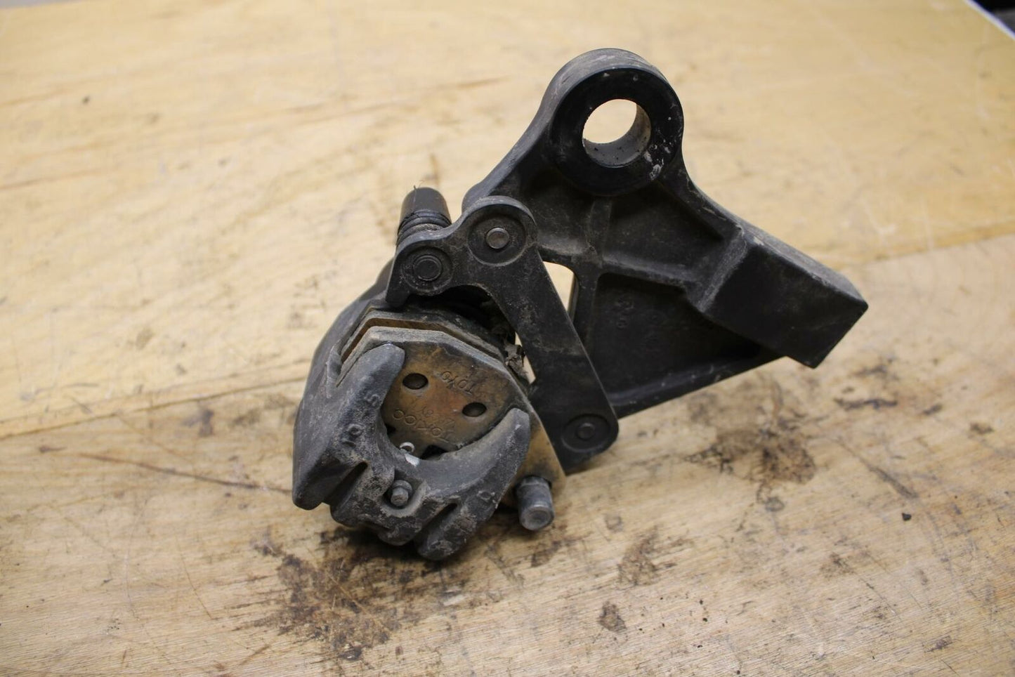 09-10 KAWASAKI ER-6N REAR BACK BRAKE CALIPER W MOUNT BRACKET BB325