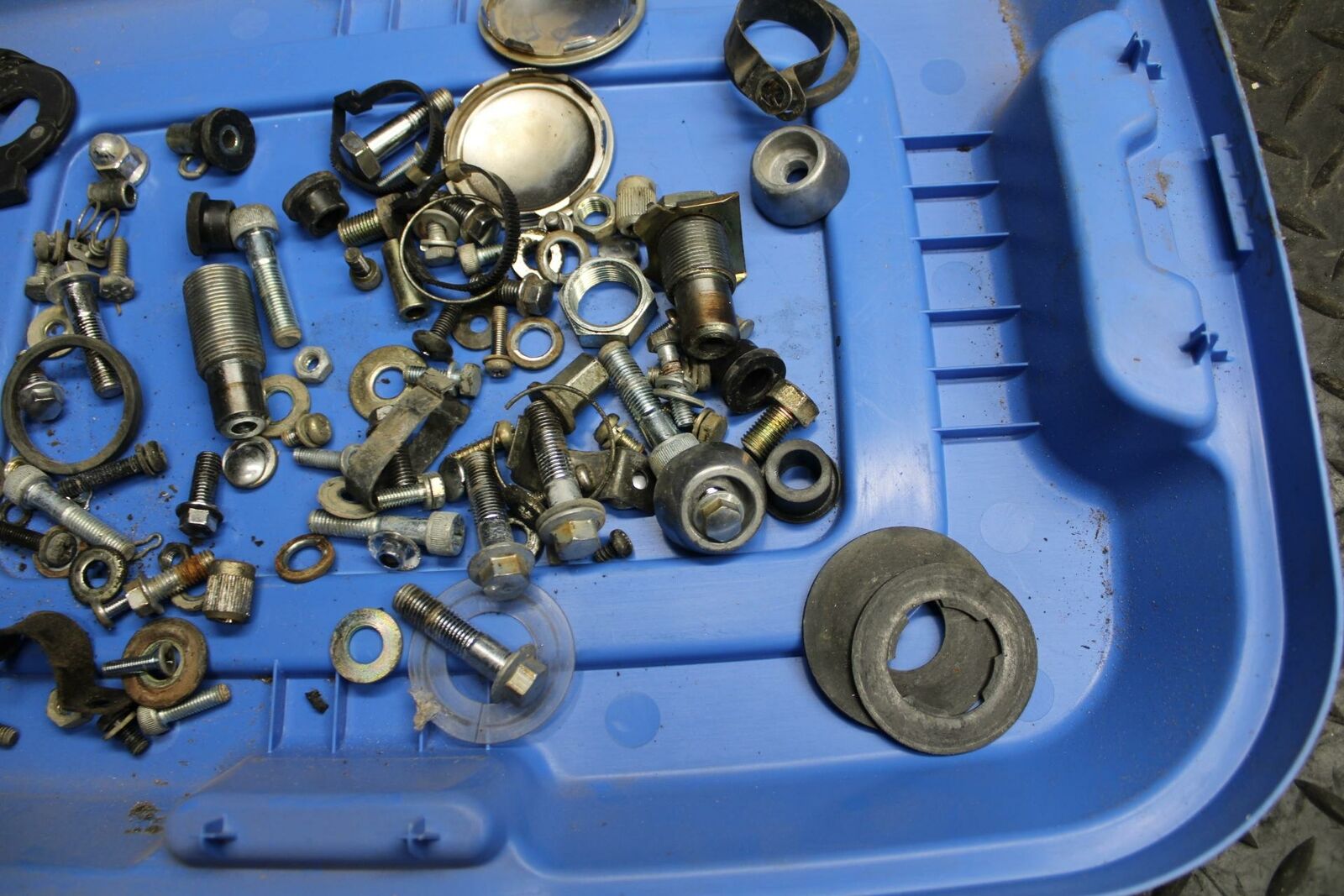 84-85 YAMAHA VIRAGO 1000 LEFTOVER CAP COWL BOLTS SCREWS BB173