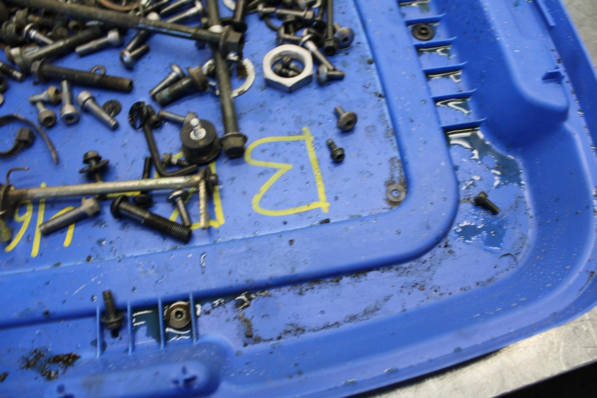 05 YAMAHA YZF R6S LEFTOVER MOUNTING BOLTS HARDWARE MOTOR SCREWS BB462