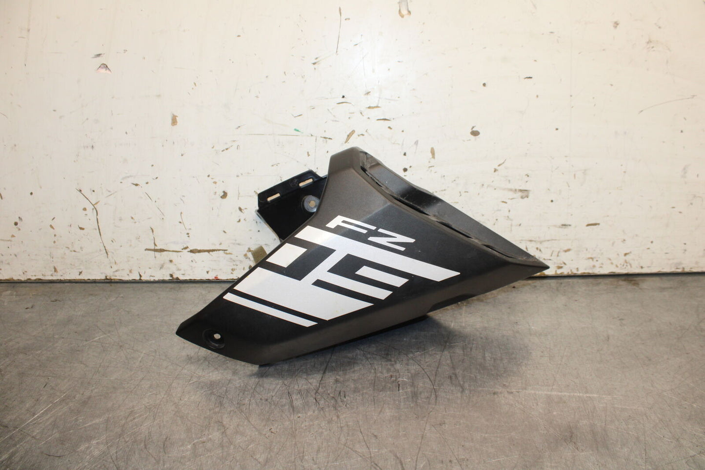 14-17 YAMAHA FZ09 RIGHT FRONT UPPER MID SIDE FAIRING COWL PLASTIC BB111