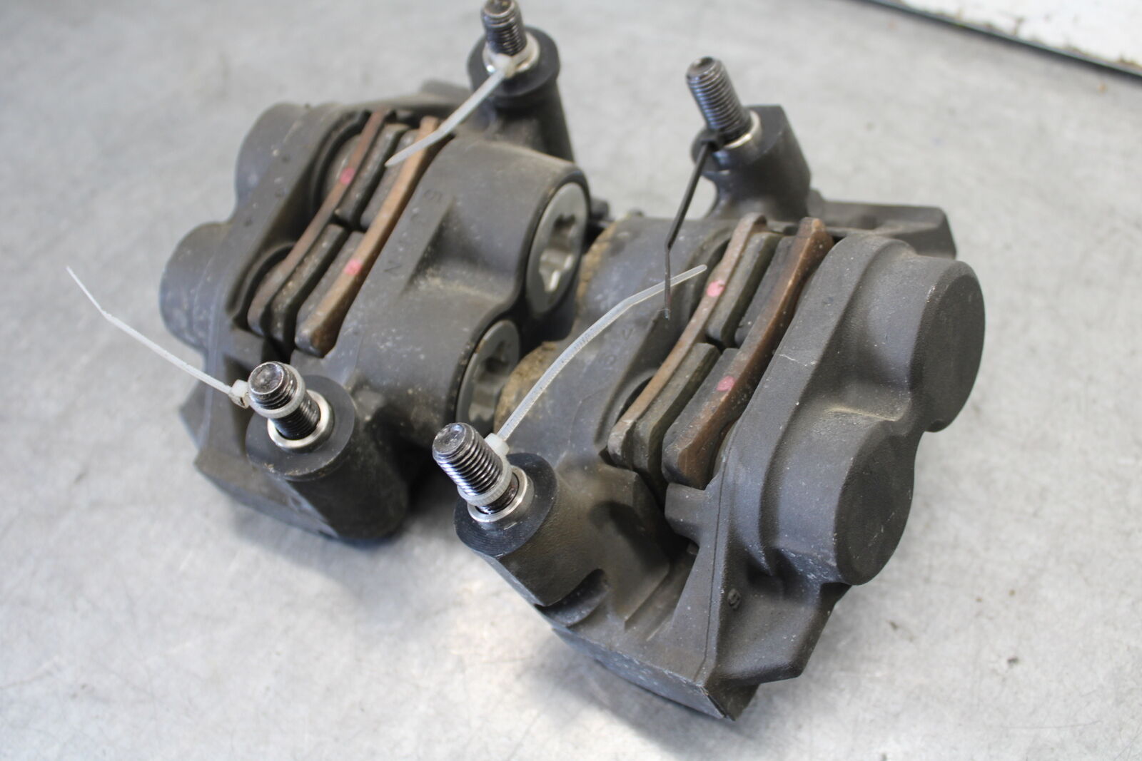 08-16 YAMAHA YZF R6 RIGHT LEFT FRONT BRAKE CALIPER SET PAIR CALIPERS BB665