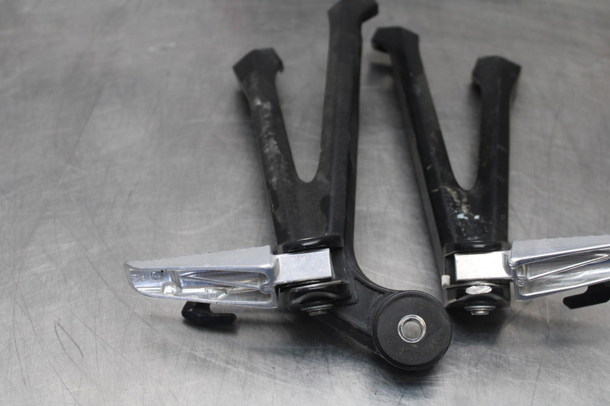 11-26 SUZUKI GSXR750 REAR BACK PASSENGER PEG SET PAIR BB900