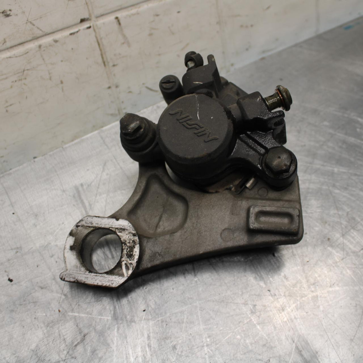 04-06 YAMAHA YZF R1 REAR BACK BRAKE CALIPER W MOUNT BRACKET BB491