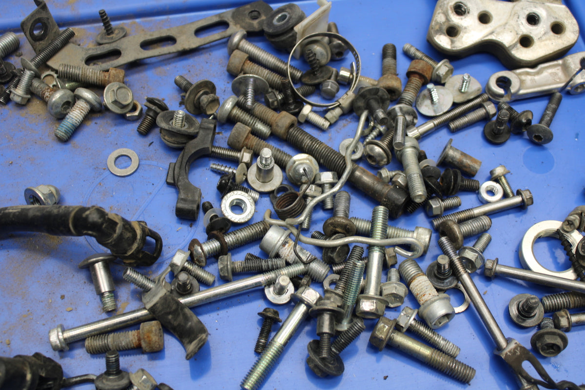 08-10 SUZUKI GSXR 600 MOUNTING BOLTS HARDWARE MOTOR SCREWS  BB721