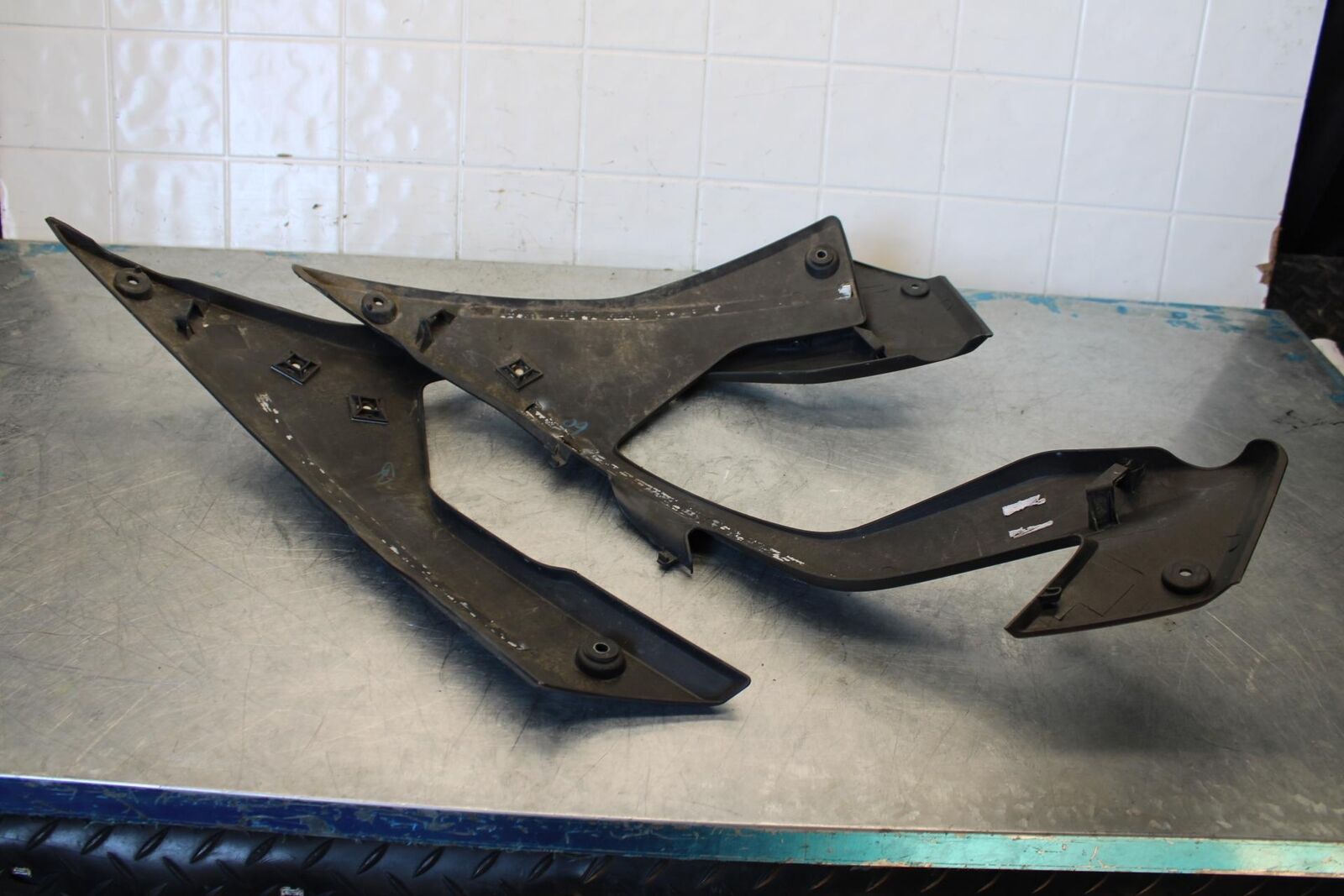 17-18 YAMAHA YZF R3 LOWER BOTTOM BELLY FAIRING COWL BB438 
