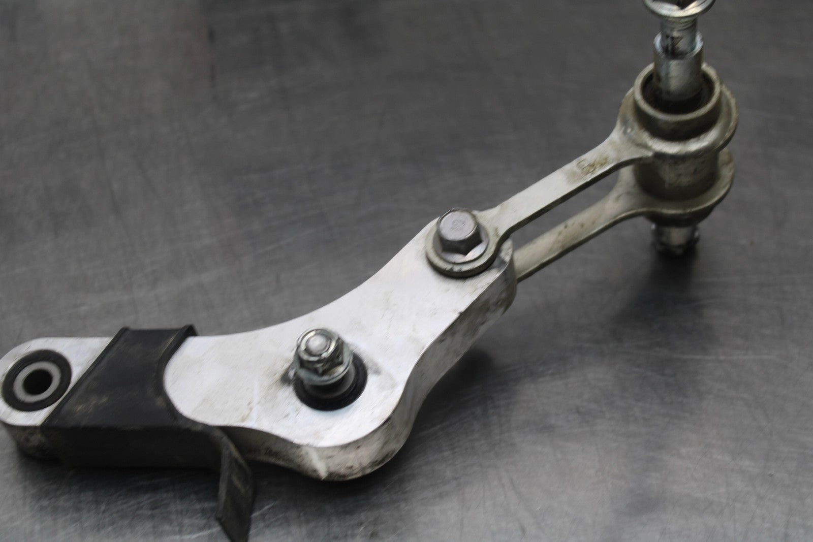 22-25 YAMAHA YZF R7 REAR DOGBONE SHOCK LINKAGE LINK 1WS-2217A-00-00 BB769