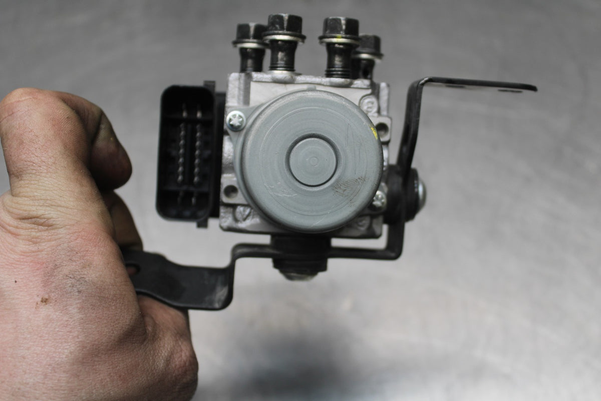 18-26 KAWASAKI Z400 ABS PUMP UNIT MODULE BB852