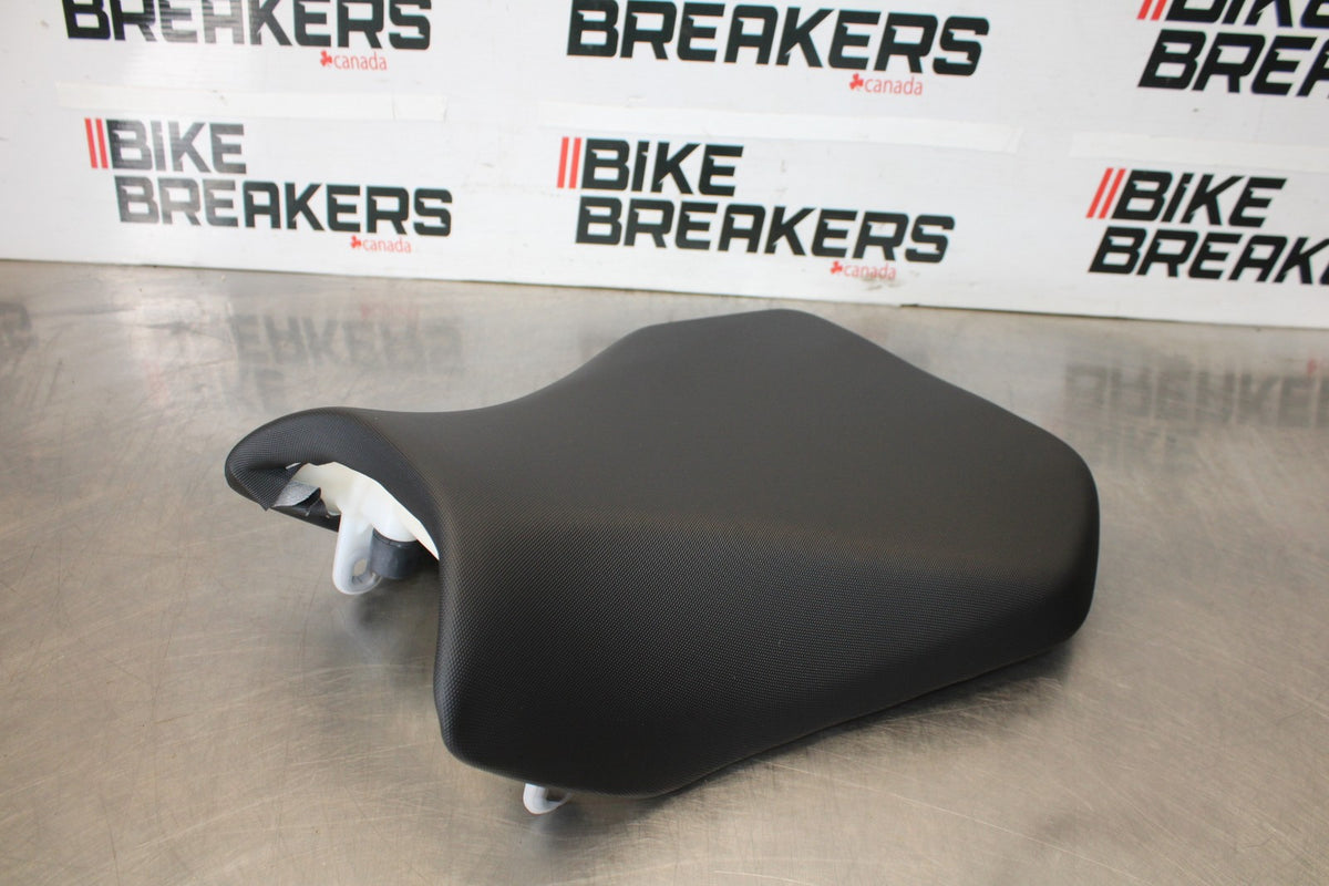11-26 SUZUKI GSXR750 NEW TAKE OFF! FRONT DRIVERS SEAT PAD SADDLE PILLION BB882