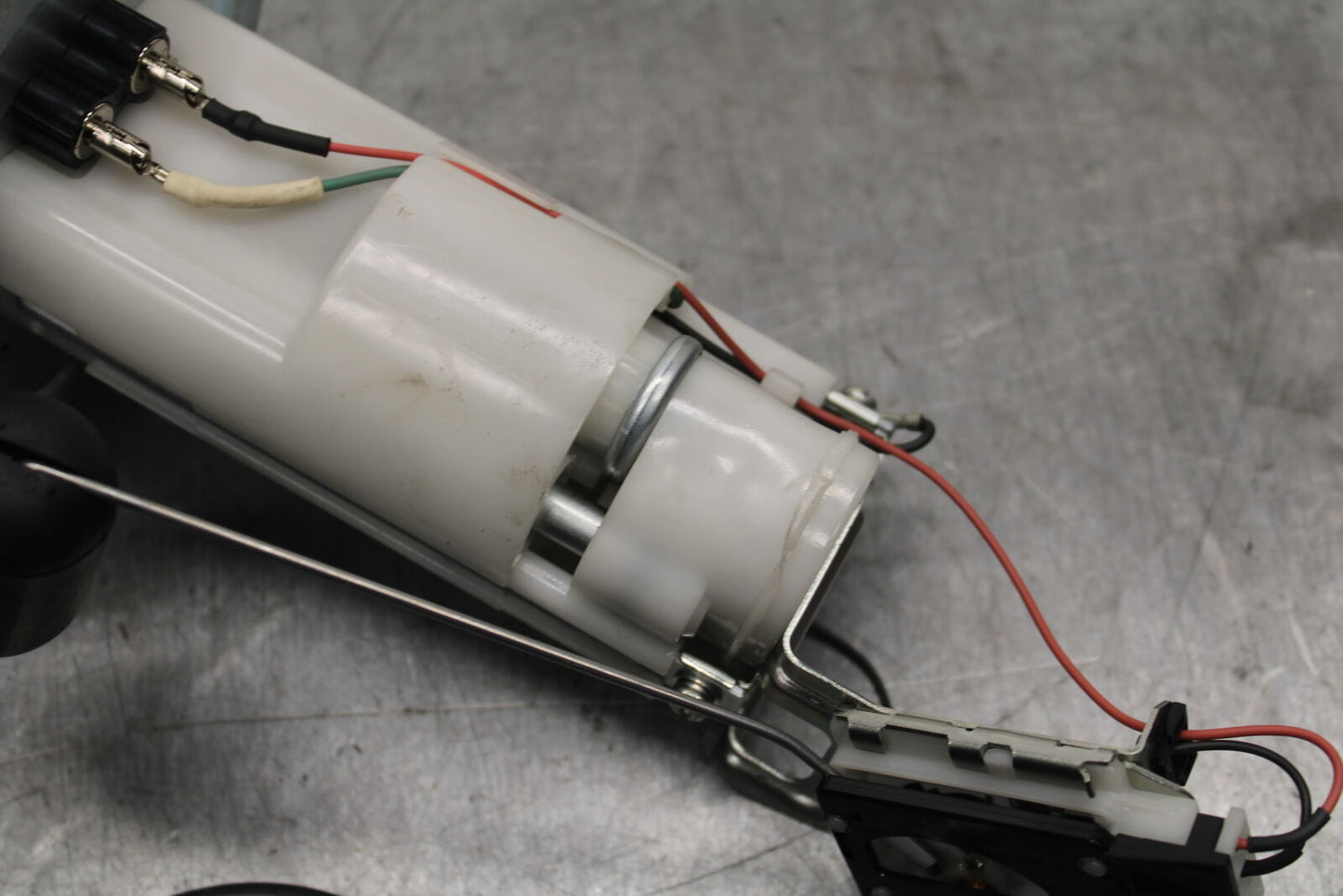 11-24 SUZUKI GSXR750 FUEL PUMP GAS PETROL SENDER UNIT 15100-14J01 BB714