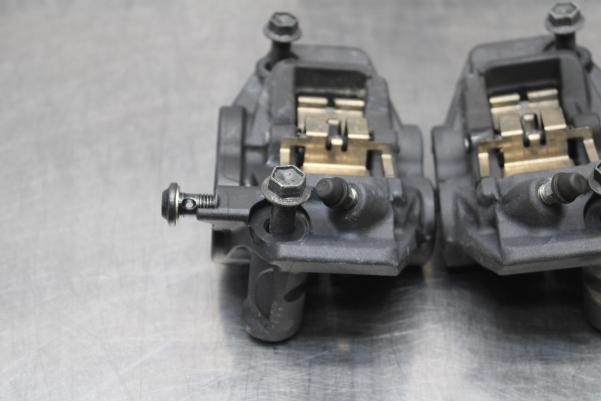22-25 YAMAHA YZF R7 RIGHT LEFT FRONT BRAKE CALIPER SET PAIR CALIPERS BB769