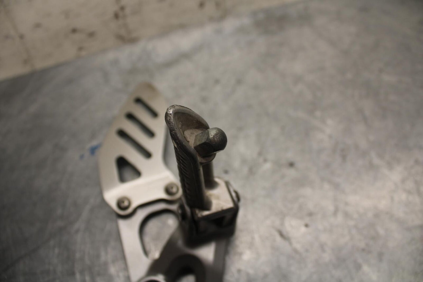 2006 Suzuki GSXR750 LEFT REARSET REAR SET DRIVER FOOT PEG REST STOP BB40