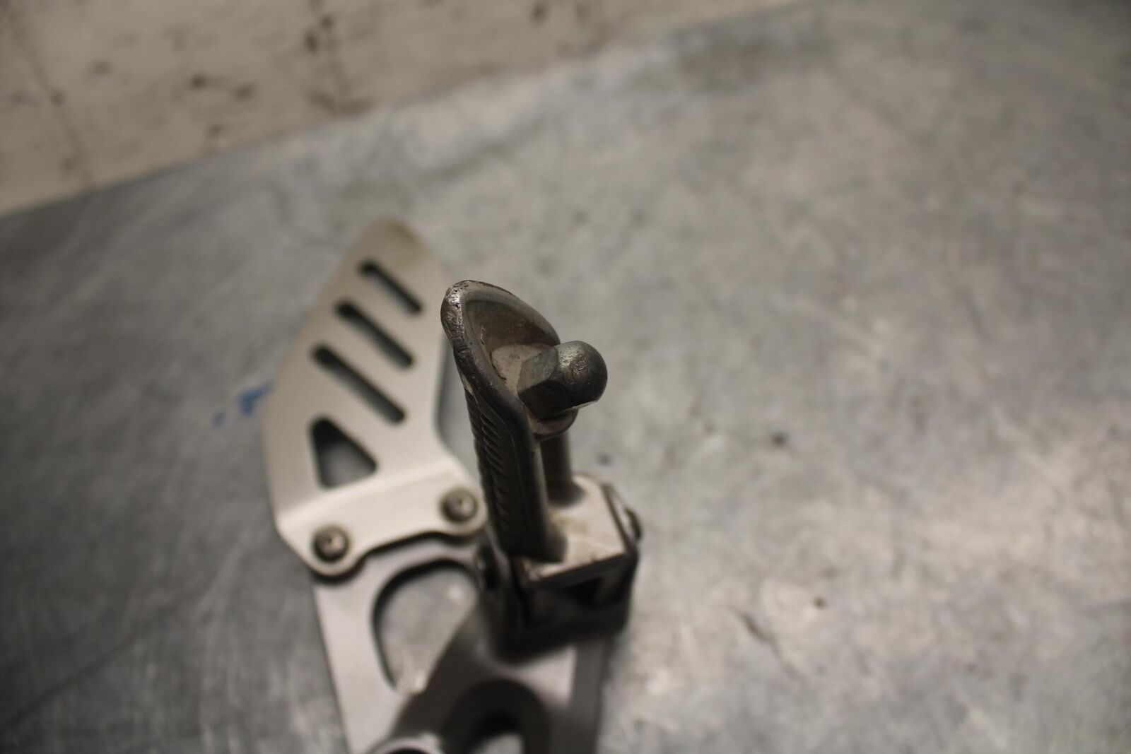 2006 Suzuki GSXR750 LEFT REARSET REAR SET DRIVER FOOT PEG REST STOP BB40