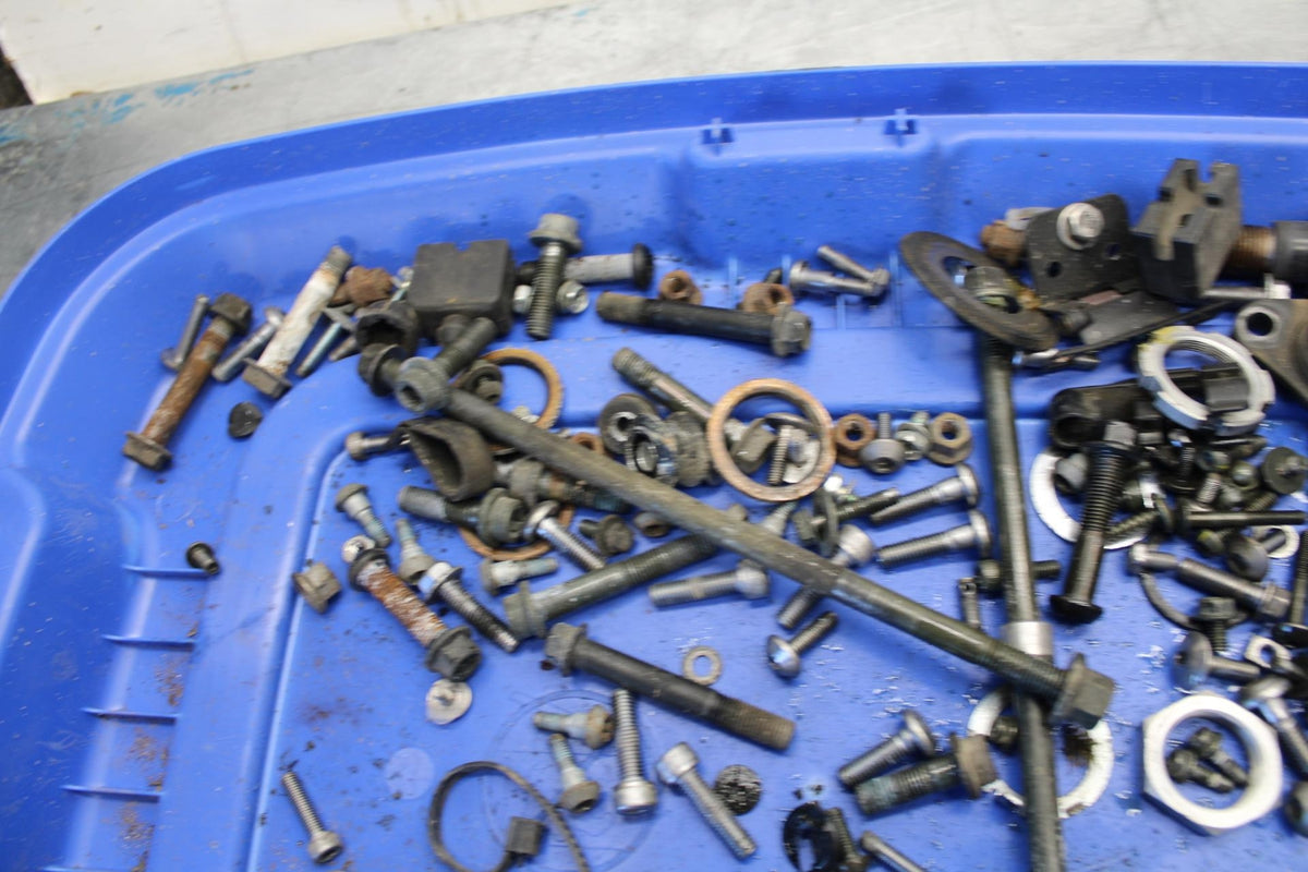 05 YAMAHA YZF R6S LEFTOVER MOUNTING BOLTS HARDWARE MOTOR SCREWS BB462