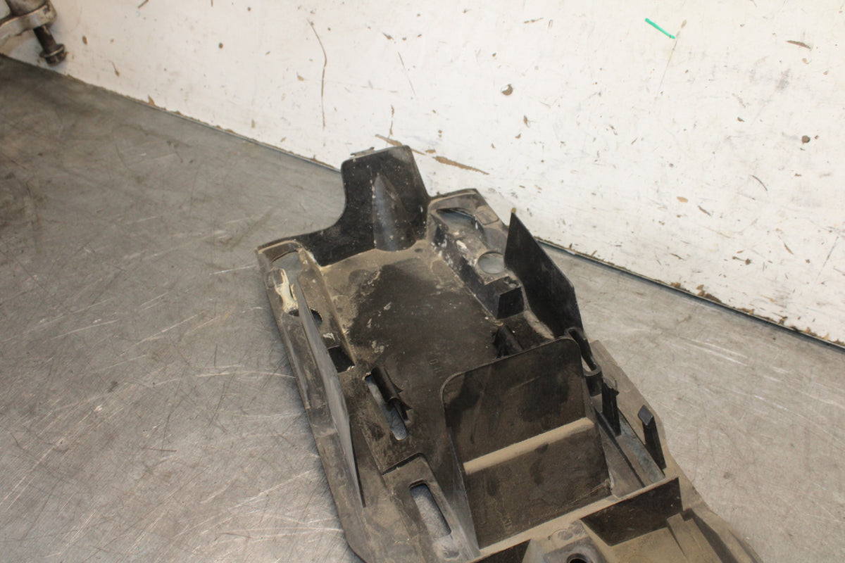 06-07 SUZUKI GSXR 600 REAR BACK TAIL UNDERTAIL BATTERY TRAY PLASTIC BB694