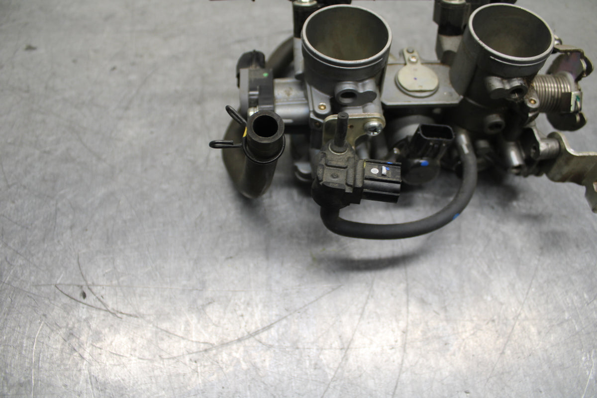 24 KAWASAKI NINJA 500 ABS MAIN FUEL INJECTORS / THROTTLE BODIES BB744