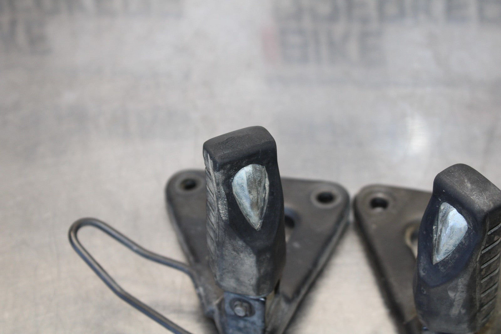 08-18 KAWASAKI KLR650 REAR BACK PASSENGER PEG SET PAIR BB183