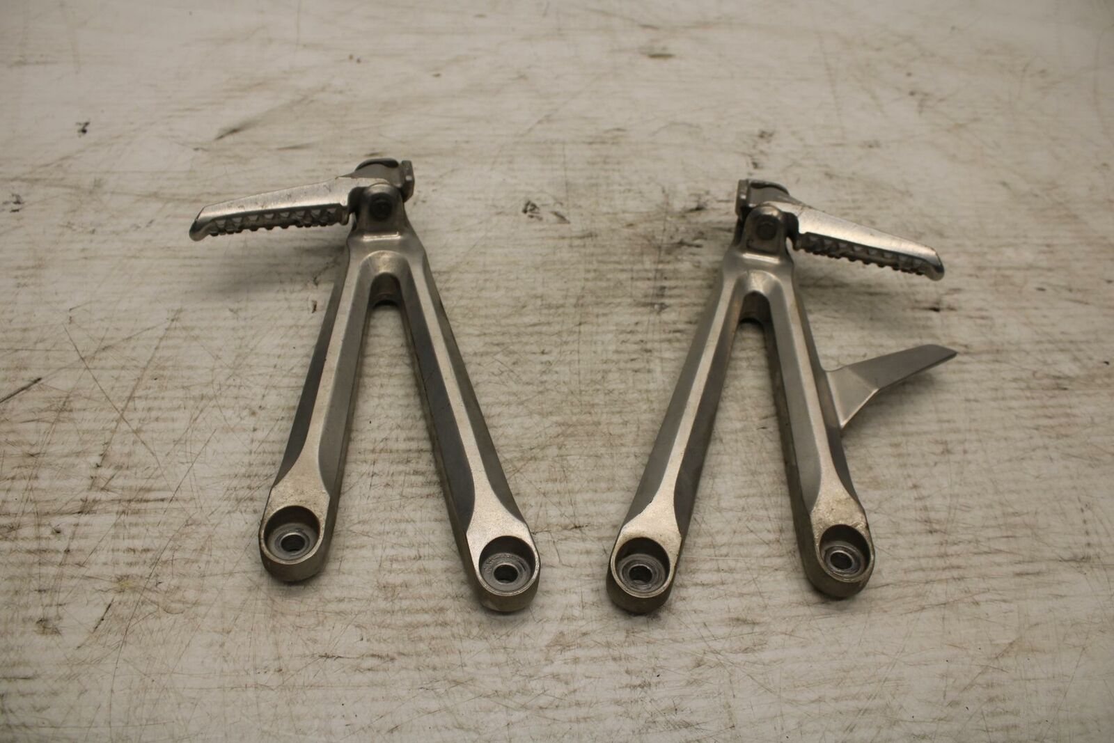 05-06 HONDA CBR600RR REAR BACK PASSENGER PEG SET PAIR BB307