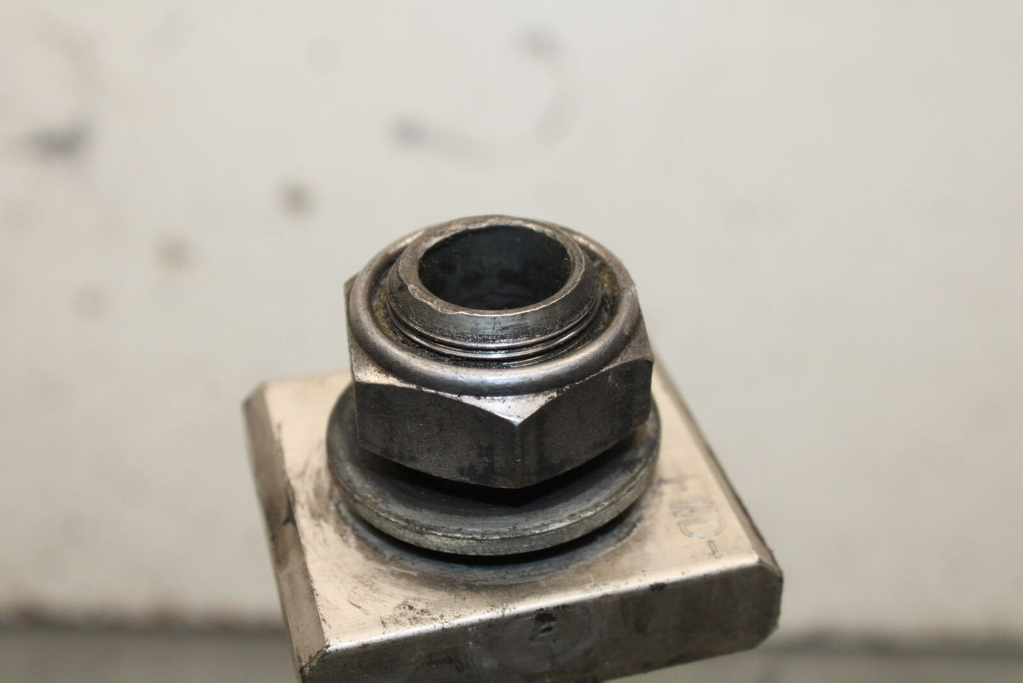 07-08 YAMAHA YZF R1 REAR AXLE BACK WHEEL RIM PIVOT BOLT AXEL BB724