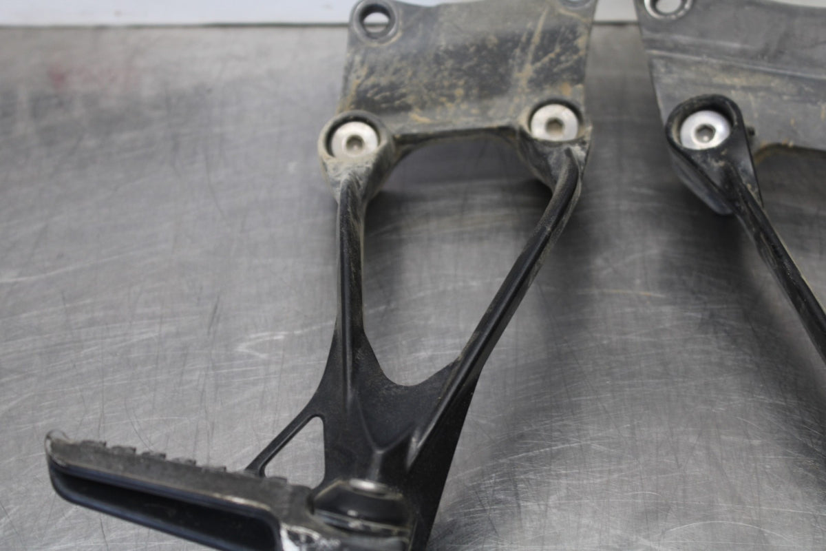 08 KAWASAKI ZX6R REAR BACK PASSENGER PEG SET PAIR BB896