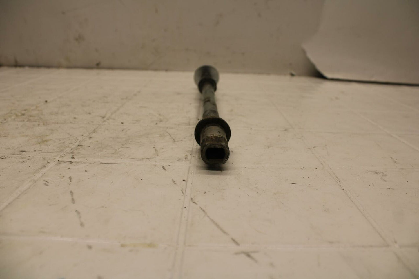 07-08 YAMAHA V STAR 1100 REAR AXLE BACK WHEEL RIM PIVOT BOLT AXEL BB404